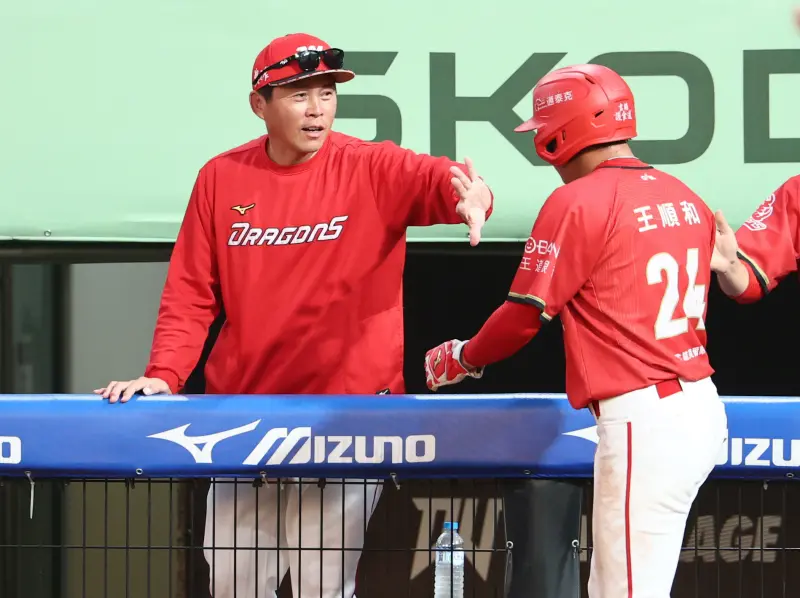 ▲味全龍、統一獅兩隊上演瘋狂打擊戰，合計33安打、6轟，賽後味全龍總教練葉君璋被問到風雨是否有影響到飛球的飛行距離時，笑說感覺球確實有飛比較遠，但仍肯定球隊打線串聯表現。（圖／味全龍提供）