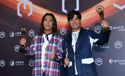 ▲動力火車今年在第36屆金曲獎頒獎典禮上入圍「最佳演唱組合」，尤秋興（右）仍不忘在台上吐槽顏志琳（左），「我念（感言）就好，他老花看不到。」（圖／NOWNEWS攝影中心）