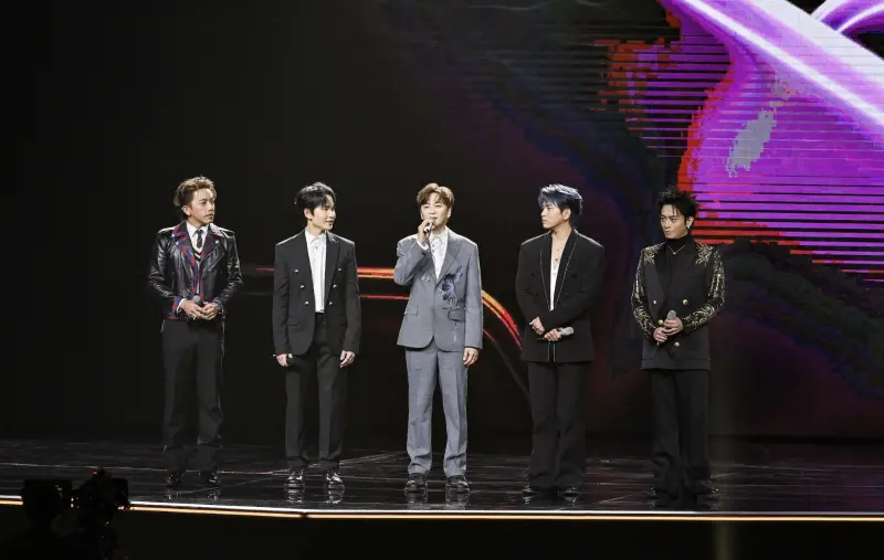 金曲獎／Energy輸給動力火車！「台下手牽手」反應超Q　全場笑歪