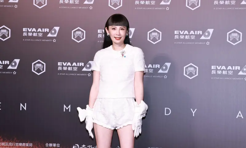 ▲歌手魏如萱在金曲獎追思環節中獻唱〈一簾幽夢〉〈彼個所在〉、〈愛愛愛〉、〈十分鐘的戀愛〉，用她的歌聲懷念今年度演藝圈已故知名人士。（圖／NOWNEWS攝影中心）