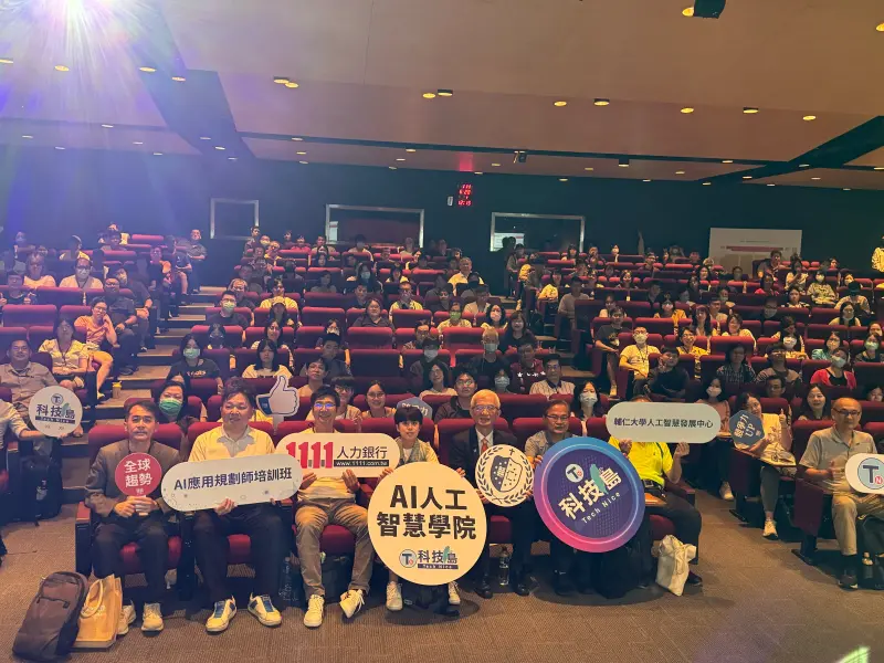 ▲科技巨頭搶人大戰，1111人力銀行投入資源育才，開課AI應用規劃師。（圖／1111人力銀行提供）