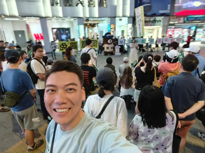 ▲罷免民進黨立委吳思瑤的召集人賴苡任今（28）日在街頭同框吳思瑤。（圖／取自賴苡任臉書）