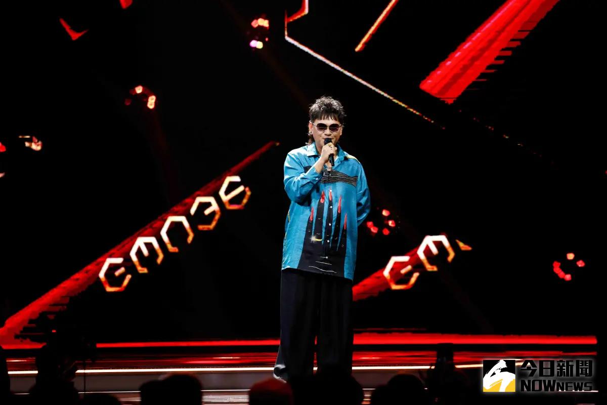 ▲桑布伊（如圖）今年金曲獎入圍「最佳原住民語歌手獎」、「年度專輯獎」以及「最佳原住民語專輯獎」等三大獎項錯失，而擔任引言人的他，在上台發言時，已錯失兩大獎項，他也在自嘲後，還搞笑說其他入圍者：等下會有很多人沒得獎。（圖／台視提供）