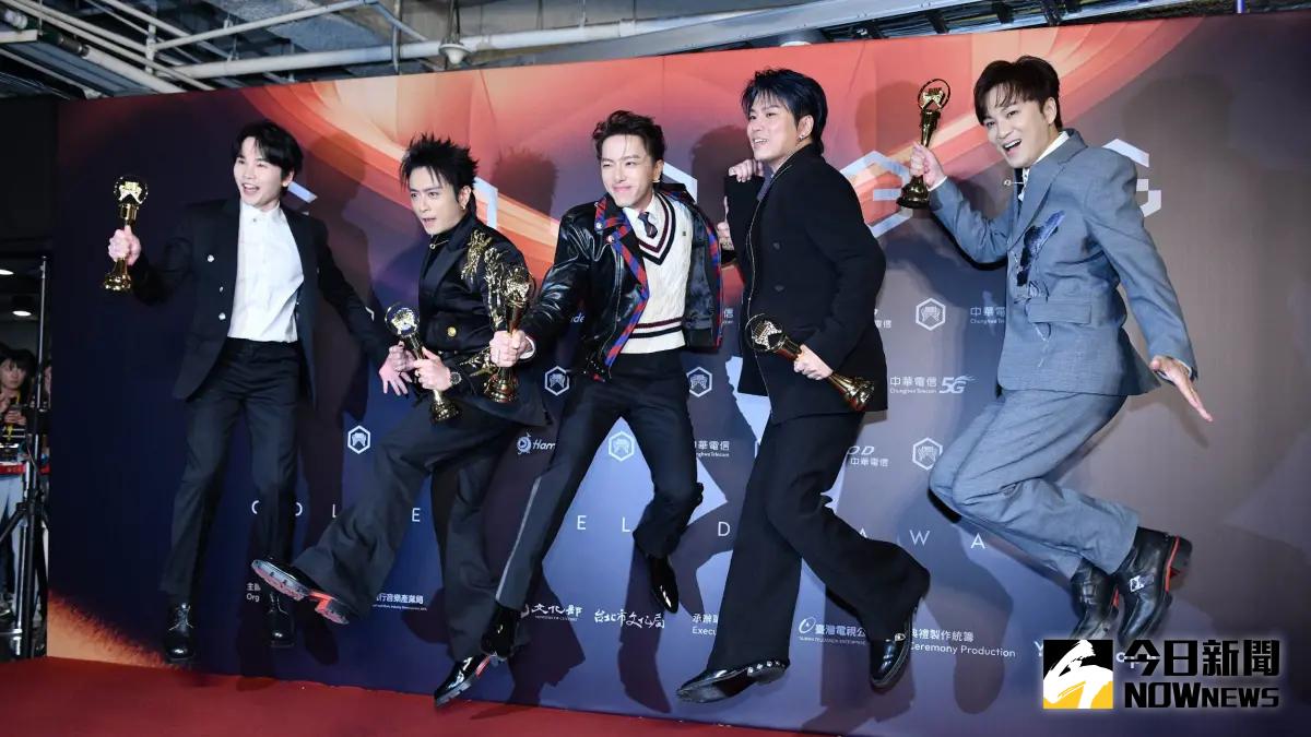 ▲金曲獎今（28）日晚間登場，經典天團Energy睽違21年後再戰金曲獎，最終終於以〈星期五晚上〉獲得年度歌曲獎，團長牛奶自嘲自己是「16蹲大叔」，讓現場眾人嗨翻，結束後台訪問後被要求歸還獎盃，還驚訝表示：「獎盃要還喔？」阿弟受訪時坦言差點放棄做藝人。（圖／NOWNEWS媒體中心）