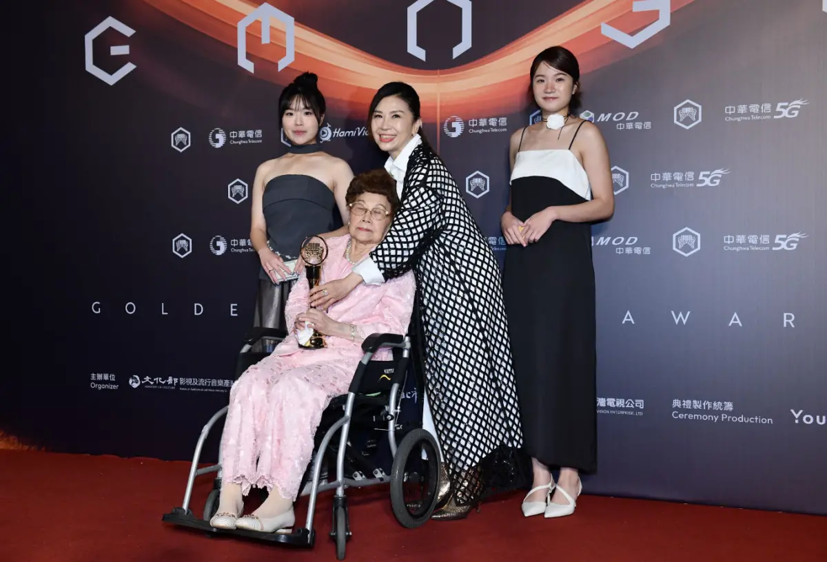 ▲馬兆駿的94歲媽媽（左二）在馬毓芬（右二）及兩個孫女陪伴下來到金曲獎典禮的後台接受訪問，手上緊緊抓住兒子去世18年後獲頒的金曲獎座，場面很感人，她也被拍到坐在台下掉眼淚的動人反應。（圖／NOWNEWS攝影中心）
