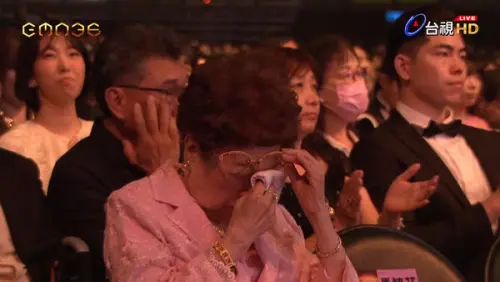 ▲馬兆駿的94歲媽媽（中）在金曲獎頒獎典禮上忍不住掉眼淚，讓不少電視機前的觀眾很感動。（圖／翻攝自台視）