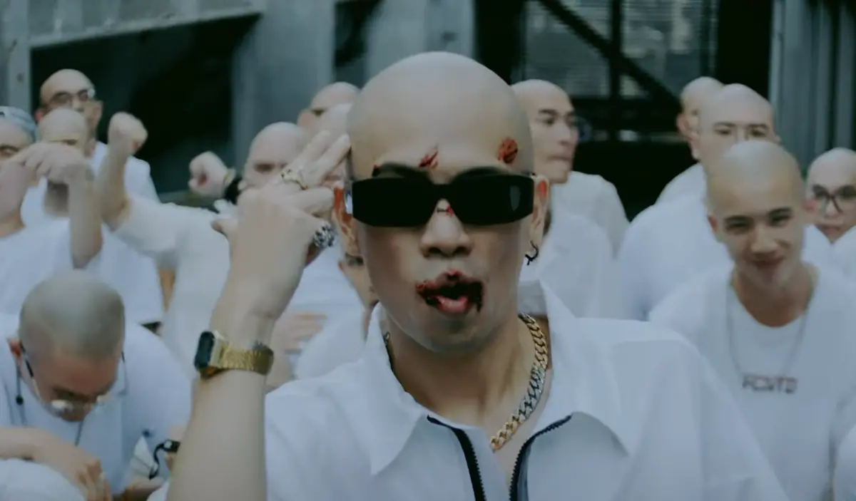 ▲呂士軒今（28）日榮獲「最佳華語男歌手獎」的殊榮，沒想到竟在台上曬出「巨無霸QR code」，一掃竟是發布新歌〈輸了就剃光頭〉MV。（圖／Trout Fresh 呂士軒 YouTube）