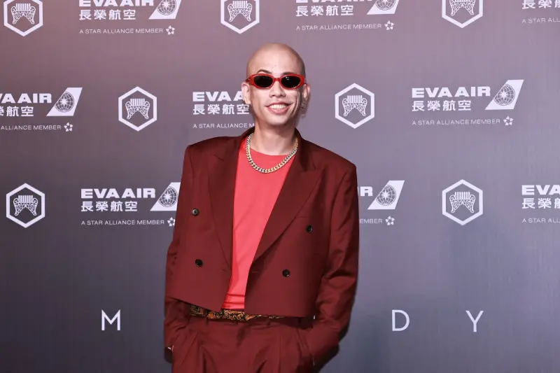 ▲呂士軒金曲獎奪下「最佳華語專輯獎」，上台還被頒獎人張清芳催快一點，不過要講感言的他竟忘帶講稿，讓大家笑翻。（圖／NOWNEWS攝影中心）