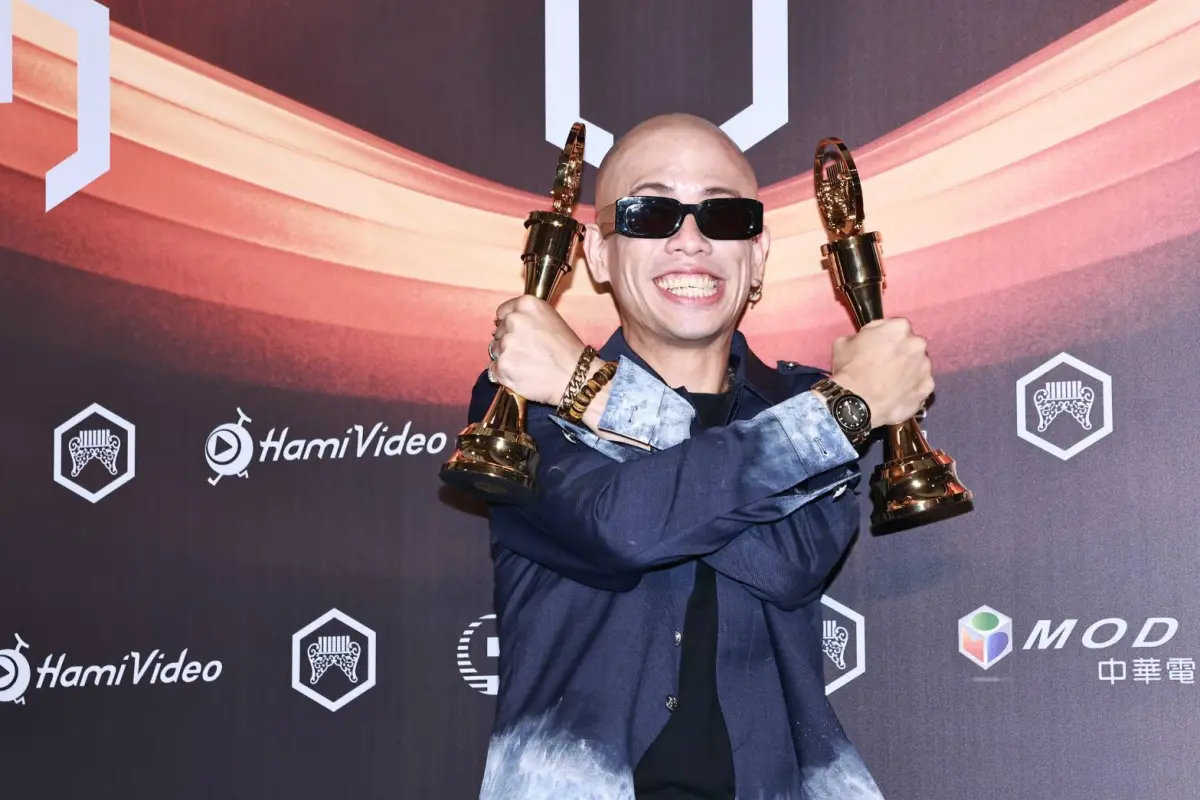 ▲張清芳昨（28）日於第36屆金曲獎典禮頒發「最佳華語專輯獎」給呂士軒（如圖），卻脫口4字「走快一點」，惹來不少觀眾批評「沒水準」，對此資深音樂人許常德發文幫緩頰，「她希望讓呂士軒放鬆一點，而且這樣才能多講幾句話。」（圖／NOWNEWS攝影中心）