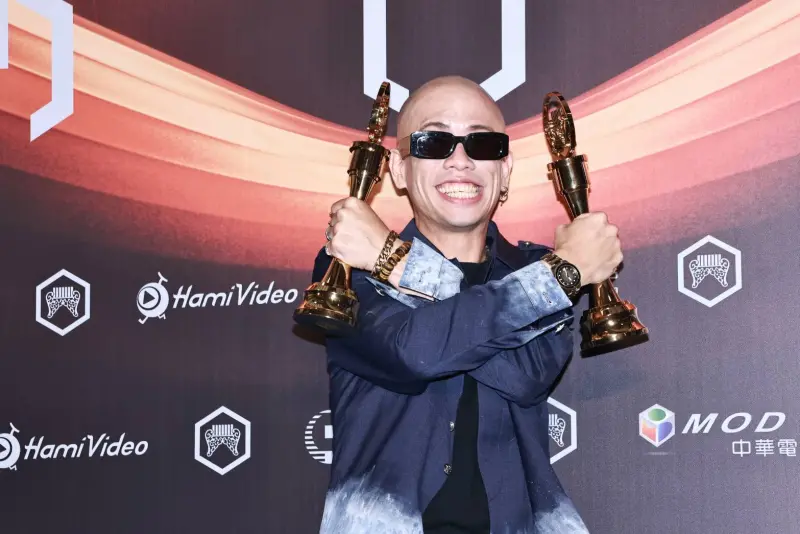 ▲張清芳昨（28）日於第36屆金曲獎典禮頒發「最佳華語專輯獎」給呂士軒（如圖），卻脫口4字「走快一點」，惹來不少觀眾批評「沒水準」，對此資深音樂人許常德發文幫緩頰，「她希望讓呂士軒放鬆一點，而且這樣才能多講幾句話。」（圖／NOWNEWS攝影中心）