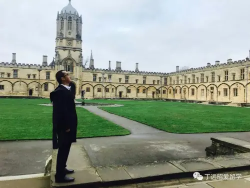 ▲丁遠擁有北大、清華及牛津大學和新加坡南洋理工大學的學歷，堪稱學霸。（圖／翻攝自微博）