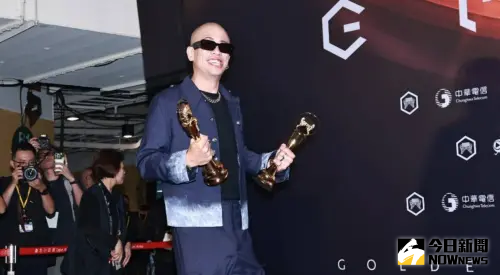 ▲呂士軒獲封歌王後，在台上曬出QR code發表新歌。（圖／NOWNEWS攝影中心）