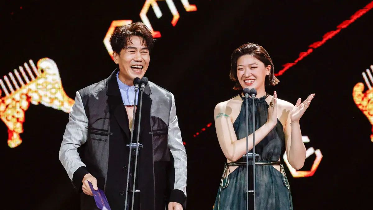 ▲金曲歌王羅時豐（左）今（28）日擔任最佳客語歌手及最佳客語專輯獎頒獎人，搞笑表示自己也想挑戰客語專輯獎項，被一旁的邱淑蟬（右）笑說可以挑戰「特別貢獻獎」，羅時豐聽完笑說：「希望我等得到！」讓現場眾人笑翻。（圖／台視提供）