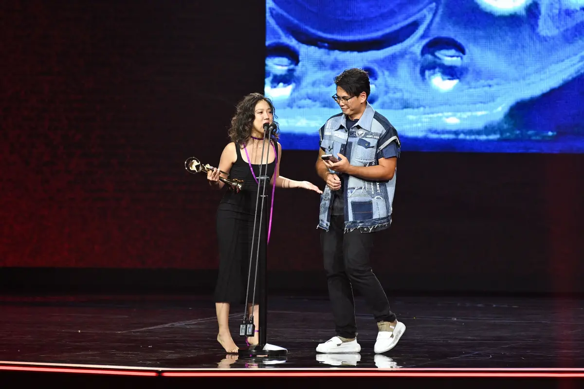 ▲張清芳（如圖）最後頒發獎項時，因時間太晚，催促得獎人快一點而遭批無禮，而其中，典禮今年沒有主持人的方式，也讓部分粉絲質疑是典禮敗筆。（圖／台視提供）