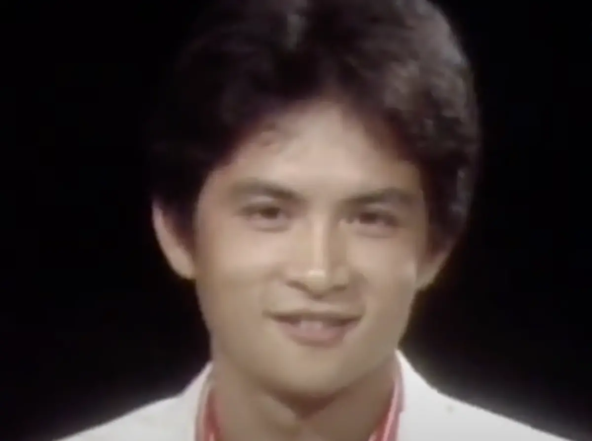 ▲李小飛年輕時曾在影壇大為走紅，一度同時軋7部電影、5年拍到40部片。他主演的蛙人影片《大地勇士》更曾榮登全年度台灣國片票房冠軍，轉進小螢幕後，也曾在金庸武俠劇《鹿鼎記》扮演韋小寶，締造收視冠軍紀錄。（圖／摘自YouTube）