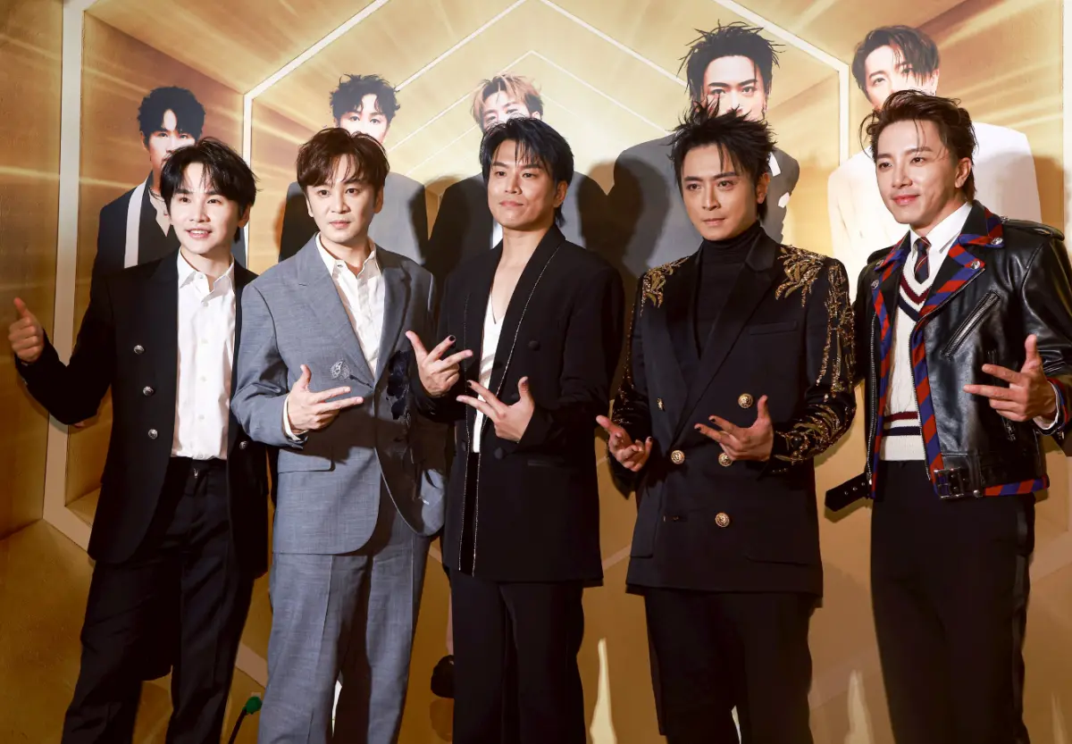 ▲Energy在昨（28）日拿下第36屆金曲獎「年度歌曲獎」，睽違21年回歸的眾人，獲獎後在後台訪問區又哭又笑，甚至在後台結束訪談時要將獎盃帶出去時，還被工作人員制止，讓全團驚呼：「要還你喔？」。（圖／記者葉政勳攝）