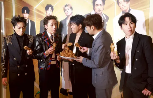 ▲相信音樂在Energy的金曲獎慶功宴上獻上炸雞,象徵他們得到金曲獎後就成了「當紅炸子雞」。(圖/記者葉政勳攝) ▲相信音樂在Energy的金曲獎慶功宴上獻上炸雞,象徵他們得到金曲獎後就成了「當紅炸子雞」。(圖/記者葉政勳攝)