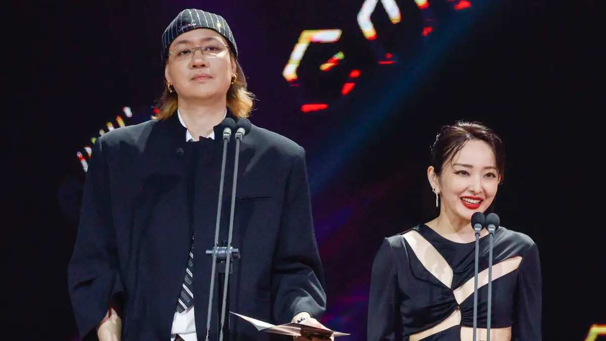 ▲陳星翰（左）、愛紗（右）昨晚擔任金曲獎頒獎人，陳星翰一上台就直接喊：「入圍的有…」讓愛紗一陣錯愕，發出「欸？」的聲音，這橋段讓網友批評陳星翰沒禮貌，甚至覺得尷尬。（圖／台視提供）