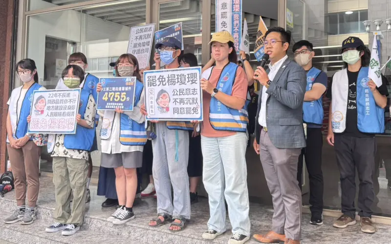 ▲罷免楊瓊瓔志工多是女性，律師王翼升不捨她們站街頭時，經常被侮辱「是有多缺錢才來罷免」。（圖／罷團「中三拒瓔」提供，2025.06.29）