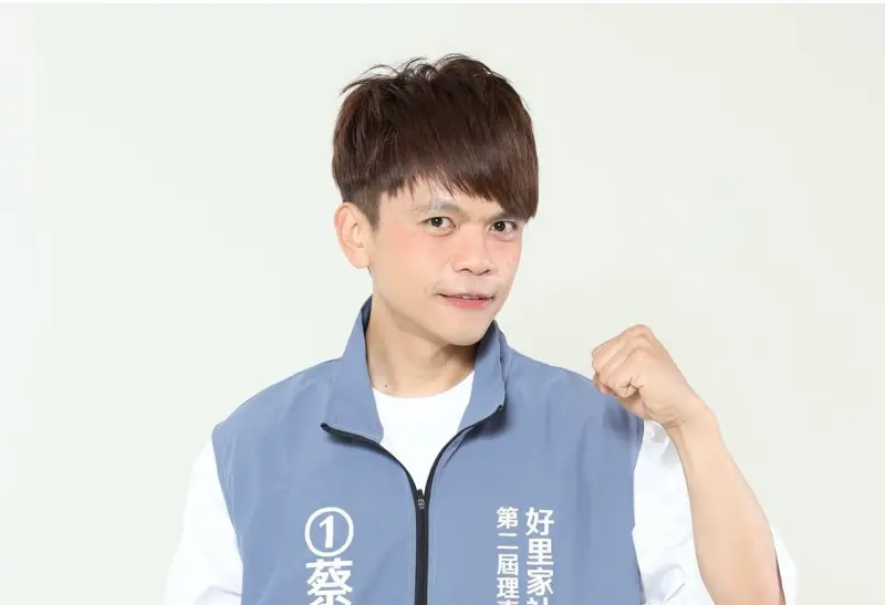 ▲網紅蔡阿嘎日前曬出競選背心照，高喊正式參選，並請鄉親惠賜一票，引發熱烈討論。（圖／蔡阿嘎IG）