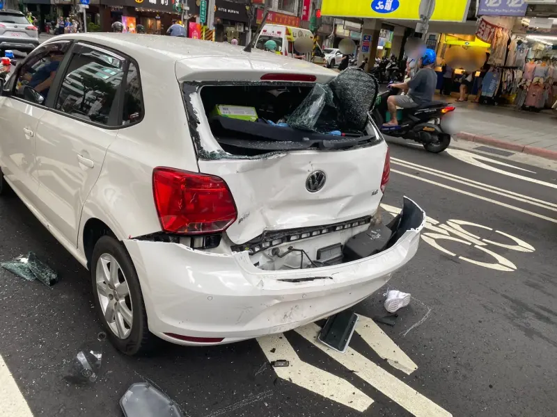 ▲新北市一名蔡姓男子騎重機載妻子和小孩「4貼」，不慎追撞轎車。（圖／警方提供）