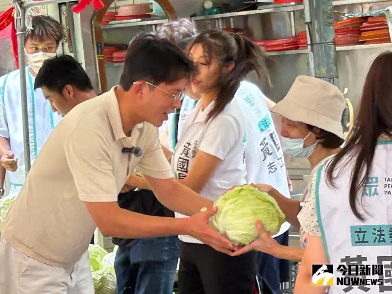 ▲民眾黨主席黃國昌今赴新北中和東德宮發送高麗菜挺菜農，他受訪時針對總統賴清德的民進黨全代會談話直言，大罷免本來就是民進黨發動。（圖／記者林詠青攝，2025.06.29）