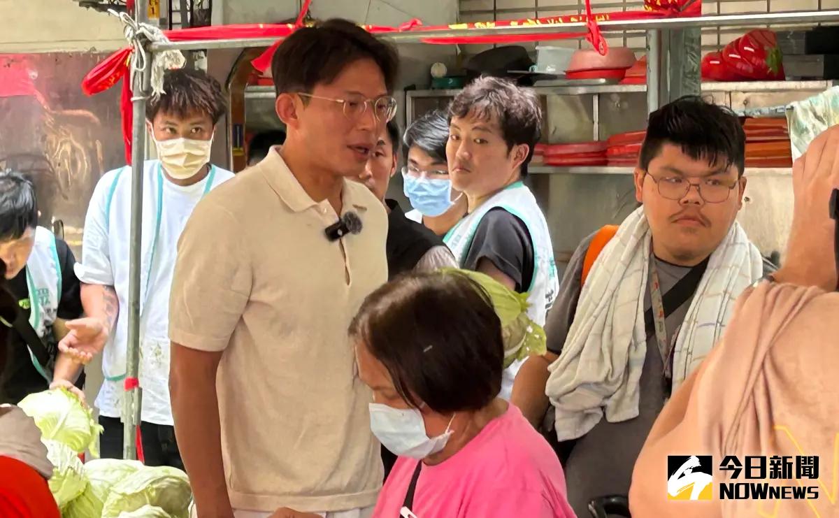 ▲民眾黨主席黃國昌赴中和東德宮發送高麗菜，他受訪時強調，蕭美琴訪捷克險遭撞一事，政府應嚴正關切捷克方面的偵辦進度。（圖／記者林詠青攝，2025.06.29）