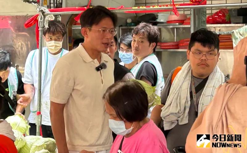 ▲民眾黨主席黃國昌赴中和東德宮發送高麗菜，他受訪時強調，蕭美琴訪捷克險遭撞一事，政府應嚴正關切捷克方面的偵辦進度。（圖／記者林詠青攝，2025.06.29）