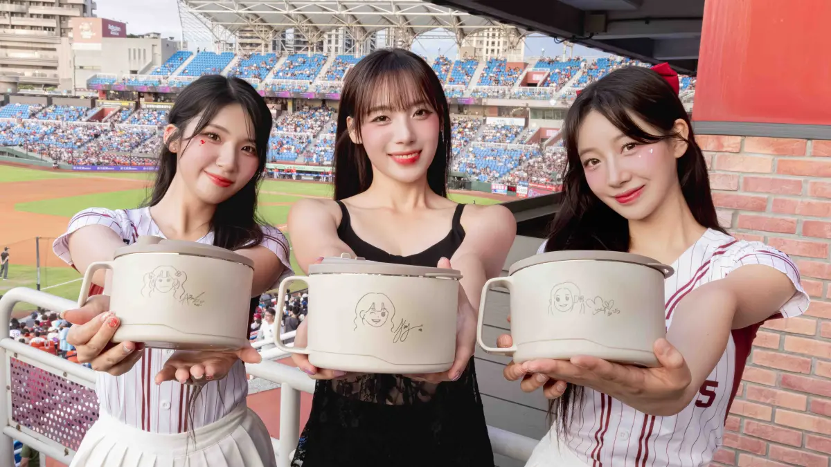 ▲河智媛（中）祕密計劃全曝光，將與樂天3本柱禹洙漢（右）、廉世彬（左）一同於明星賽期間，在臺北大巨蛋開快閃店「好厝邊 Hasubeen」，實現創業夢想親自為粉絲服務。（圖／樂天桃猿提供）