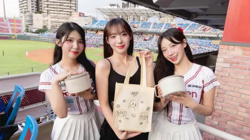 ▲樂天3本柱（左起）廉世彬、河智媛、禹洙漢公布祕密計劃。（圖／樂天桃猿提供）