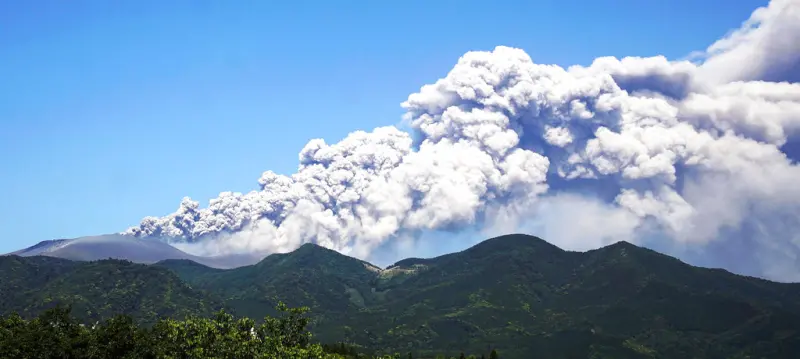 ▲位於日本鹿兒島縣與宮崎縣交界的霧島連山「新燃岳」時隔7年再次噴發，截至6月29日已持續噴發一週。圖為2018年噴發景象（圖／美聯社／達志影像）