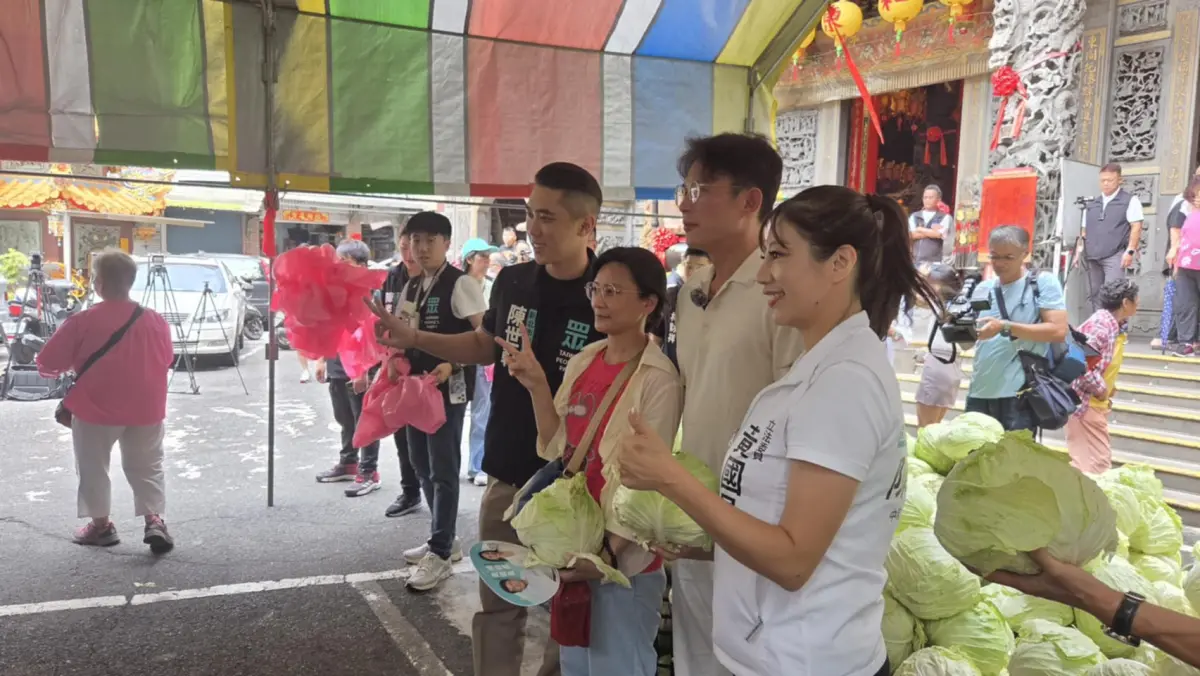 ▲民眾黨主席黃國昌、新北市議員陳世軒跟黃國昌中和服務處主任陳怡君發送高麗菜，支持者熱情合影。（圖／讀者提供，2025.06.29）