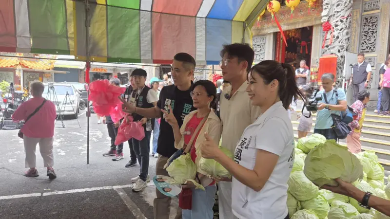 ▲民眾黨主席黃國昌、新北市議員陳世軒跟黃國昌中和服務處主任陳怡君發送高麗菜，支持者熱情合影。（圖／讀者提供，2025.06.29）
