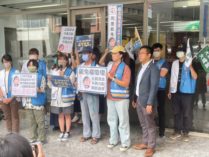 ▲「中三拒瓔」罷免團隊前往台中市選舉委員會，正式補交第二階段連署書(圖／罷團提供2025.6.29)