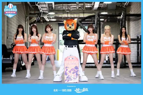 統一獅Uni Girls與吉祥物萊恩登上大聯盟白襪隊主場,參加「台灣日」。(圖/統一獅提供) ▲統一獅Uni Girls與吉祥物萊恩登上大聯盟白襪隊主場,參加「台灣日」。(圖/統一獅提供)