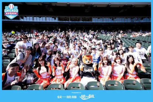 統一獅Uni Girls與吉祥物萊恩登上大聯盟白襪隊主場,參加「台灣日」。(圖/統一獅提供) ▲統一獅Uni Girls與吉祥物萊恩登上大聯盟白襪隊主場,參加「台灣日」。(圖/統一獅提供)