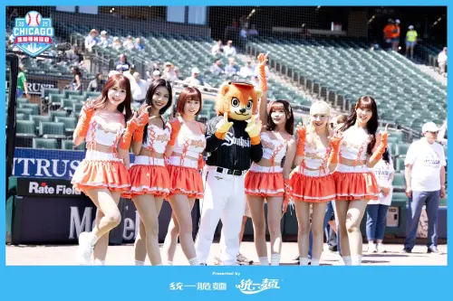 統一獅Uni Girls與吉祥物萊恩登上大聯盟白襪隊主場,參加「台灣日」。(圖/統一獅提供) ▲統一獅Uni Girls與吉祥物萊恩登上大聯盟白襪隊主場,參加「台灣日」。(圖/統一獅提供)