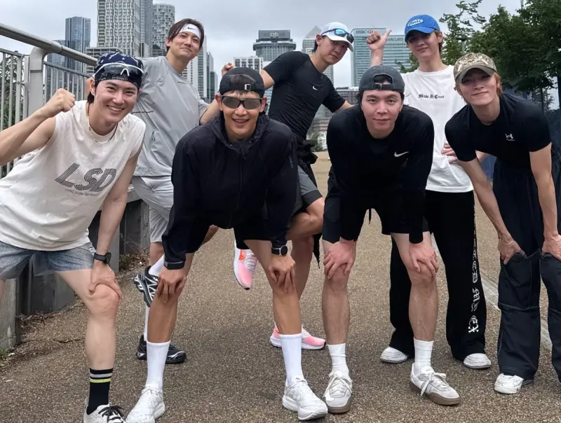 ▲SM娛樂近日在英國倫敦巡演，旗下男團東方神起昌珉（左上1）、SHINee珉豪（左下2）、EXO Suho（左下1）、燦烈（中上），以及NCT Johnny（右下2）、錕（右上1）、肖俊（右下1）空閒時間相約合體慢跑，但Kai竟稱感冒缺席，不過下一秒被昌珉跟珉豪在健身房當場抓包，還怒批他：背叛者。（圖／珉豪IG）