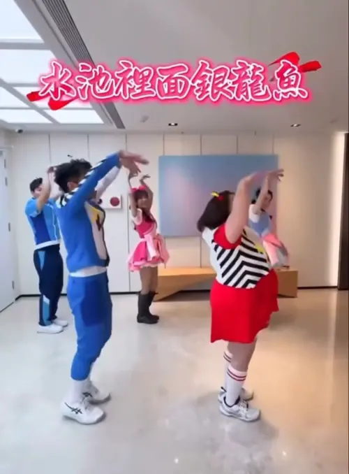 ▲鍾欣凌(右二)、郭彥均(左二)領舞〈大展鴻圖〉,影片一上架就引起矚目與議論。(圖/翻攝自Threads) ▲鍾欣凌(右二)、郭彥均(左二)領舞〈大展鴻圖〉,影片一上架就引起矚目與議論。(圖/翻攝自Threads)