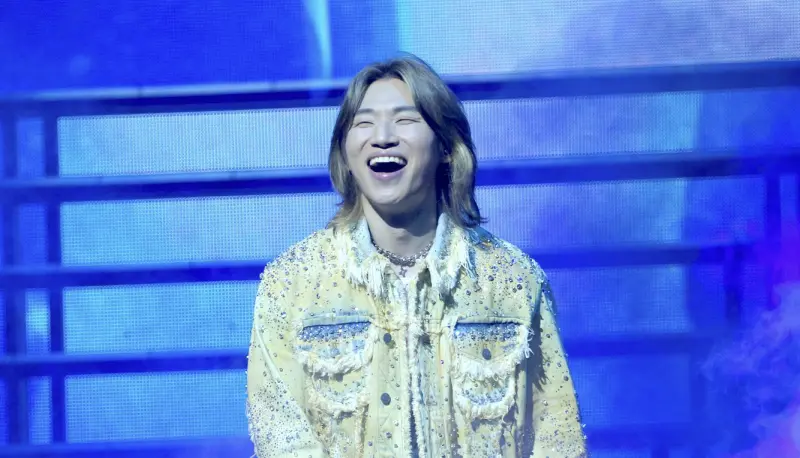 ▲BIGBANG成員大聲昨（28）日在台北流行音樂中心舉行演唱會，狂飆〈BANG BANG BANG〉團體等經典金曲，氣氛炸裂！過程中他突宣布9月20日高雄再次開唱，寵粉舉動讓全場4千人驚喜尖叫、情緒沸騰！（圖／COME ON JKSSP）