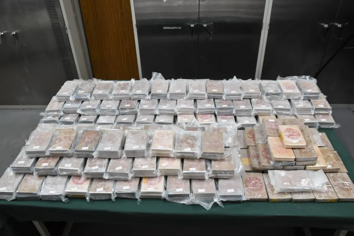 ▲台中一名男子路倒送醫，竟在外套內藏2枝槍，檢警追查發現陳男家裡還藏有15億海洛因磚，及780顆子彈。（圖／警方提供）