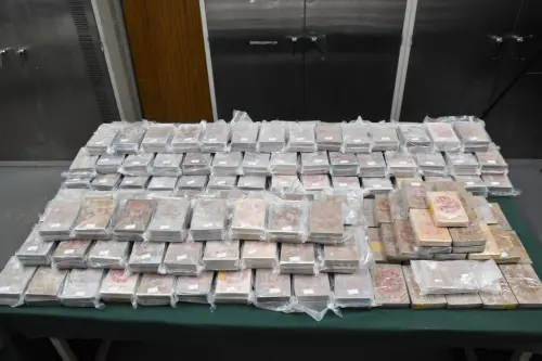 男路倒送醫外套藏2枝槍　警追查家中藏15億海洛因磚、近千發子彈
