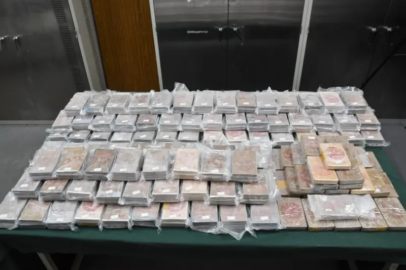 ▲台中一名男子路倒送醫，竟在外套內藏2枝槍，檢警追查發現陳男家裡還藏有15億海洛因磚，及780顆子彈。（圖／警方提供）