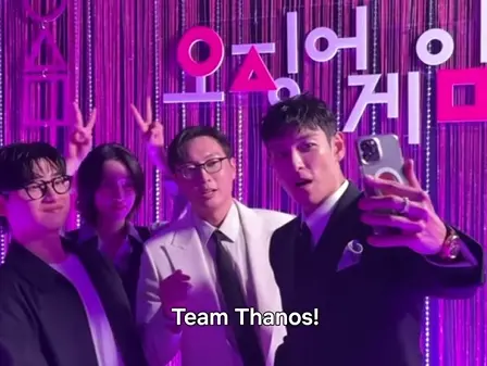 T.O.P.(右1)爆吸毒後時隔8年返韓活動!驚喜現身《魷魚遊戲3》閉幕現場,與其他演員盧載沅(右2)、元志安(左2)、李大衛(左1)拍下合照。(圖/魷魚遊戲 IG) ▲T.O.P.(右1)爆吸毒後時隔8年返韓活動!驚喜現身《魷魚遊戲3》閉幕現場,與其他演員盧載沅(右2)、元志安(左2)、李大衛(左1)拍下合照。(圖/魷魚遊戲 IG)