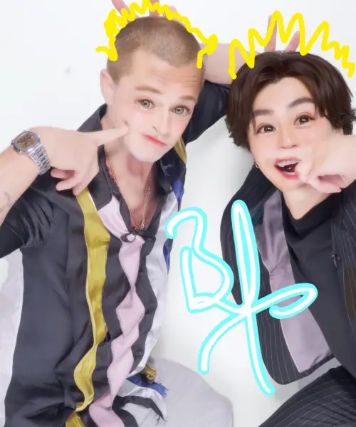 布萊德彼特(左)跟森本慎太郎(右)一起玩拍貼,畫面超爆笑。(圖/@F1Movie_jp X) ▲布萊德彼特(左)跟森本慎太郎(右)一起玩拍貼,畫面超爆笑。(圖/@F1Movie_jp X)