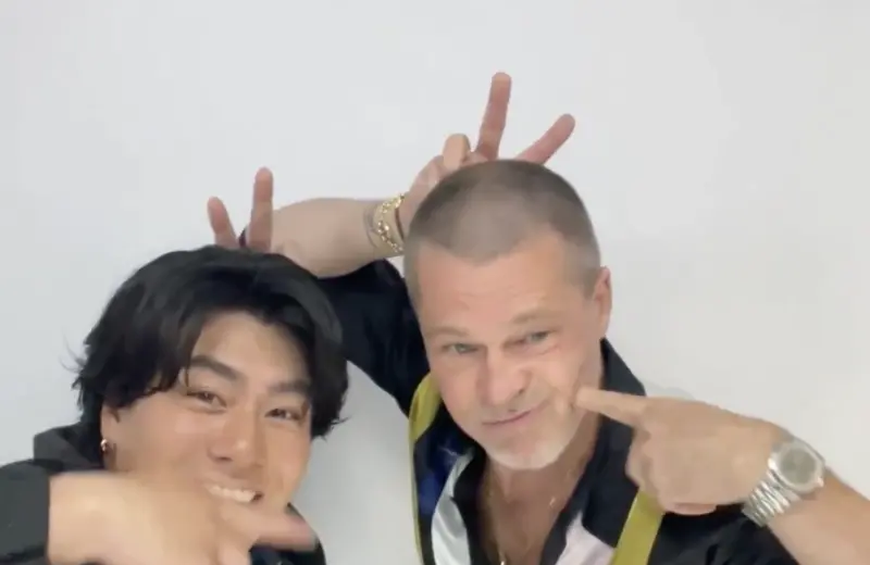 ▲好萊塢巨星布萊德彼特（右）和男團SixTONES成員森本慎太郎（左）一起體驗日本拍貼機，不過因為照片修太大，讓小布自己都認不出自己。（圖／@F1Movie_jp X）