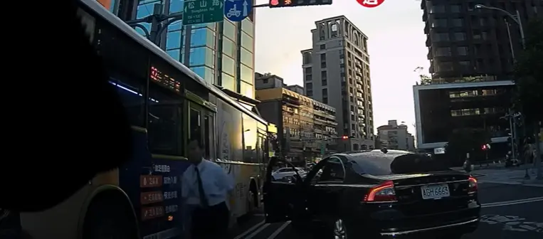 ▲台北市信義區松隆路一帶，27日傍晚18時許發生1起行車糾紛，駕駛怒比中指被拍下，還背起底疑為慈濟師兄兼老董。（圖／翻攝畫面）