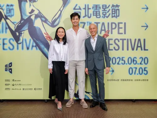 《玩命關頭》賽車手韓哥變Uber司機!林書宇首部英語片集超狂卡司,首映會與陳瓊華(左2)、羅斯・巴特勒(右2)、林友明(右1)等人合照。(圖/台北電影節提供) ▲《玩命關頭》賽車手韓哥變Uber司機!林書宇首部英語片集超狂卡司,首映會與陳瓊華(左2)、羅斯・巴特勒(右2)、林友明(右1)等人合照。(圖/台北電影節提供)