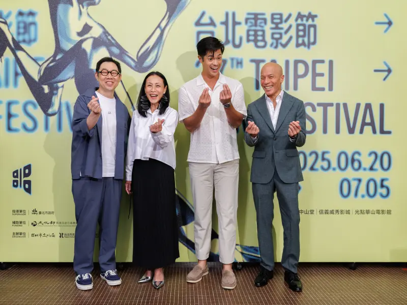 ▲林書宇導演首部英語片《值得的等待》集結多位好萊塢卡司，有《美國女孩》林嘉欣、《玩命關頭》姜成鎬與《漢娜的遺言》羅斯・巴特勒等亞裔演員，其中在《玩命關頭》飾演賽車手韓哥的姜成鎬這次竟變成Uber司機！而昨（28）日舉行首映，林書宇導演（左1）在現場與演員陳瓊華（左2）、羅斯・巴特勒（右2）、林友明（右1）等人合照。（圖／台北電影節提供）