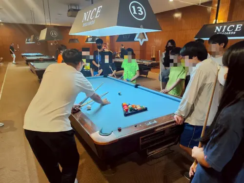 ▲活動過程中透過專業撞球教練教導撞球新知外,在撞球過程中也加入少年隊豐富的識詐及反詐騙宣導,教育少年認識當前最新的詐騙手法。(圖/高市警局少年隊提供) ▲活動過程中透過專業撞球教練教導撞球新知外,在撞球過程中也加入少年隊豐富的識詐及反詐騙宣導,教育少年認識當前最新的詐騙手法。(圖/高市警局少年隊提供)